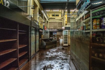 Lojas do Mercado Público de Porto Alegre (RS) ficaram destruídas após enchente