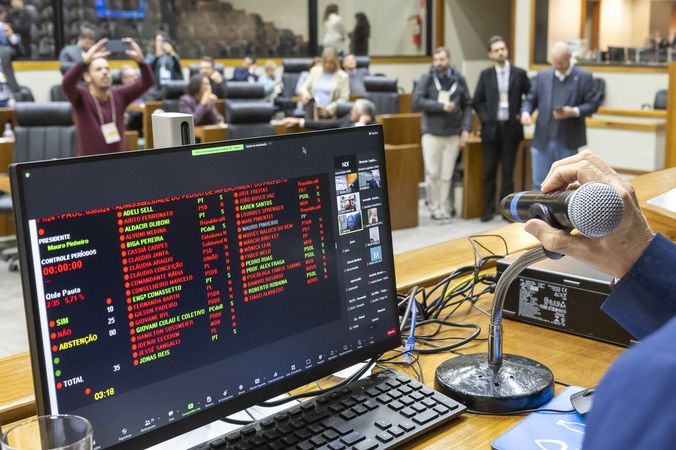 Movimentação de plenário. Votação para abertura de impeachment do prefeito de Porto Alegre Sebastião Melo.