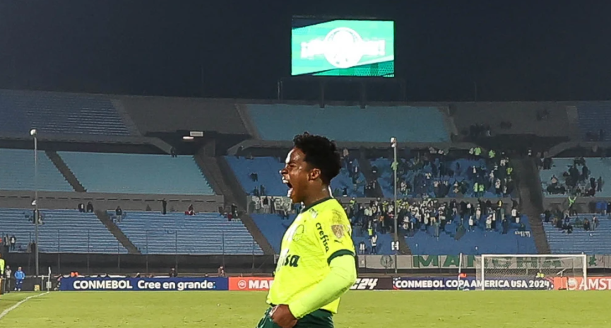 Endrick comemora gol do Palmeiras no estilo King Kong