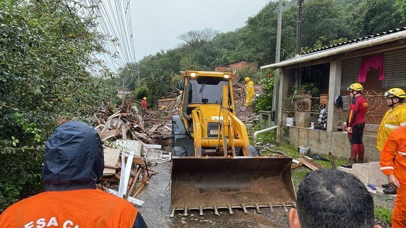 Limpeza de ruas em Santa Maria, Rio Grande do Sul, em maio de 2024