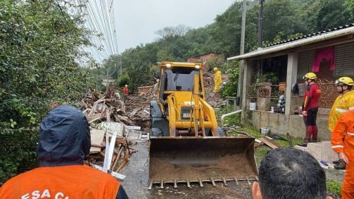 Limpeza de ruas em Santa Maria, Rio Grande do Sul, em maio de 2024