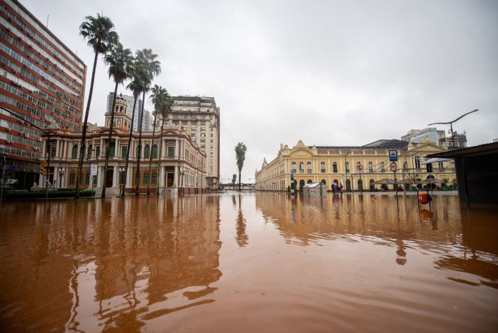 Região do Mercado Público de Porto Alegre (RS), no Centro Histórico, foi tomada pelas águas / Matheus Piccini/Fotoarena/Estadão Conteúdo