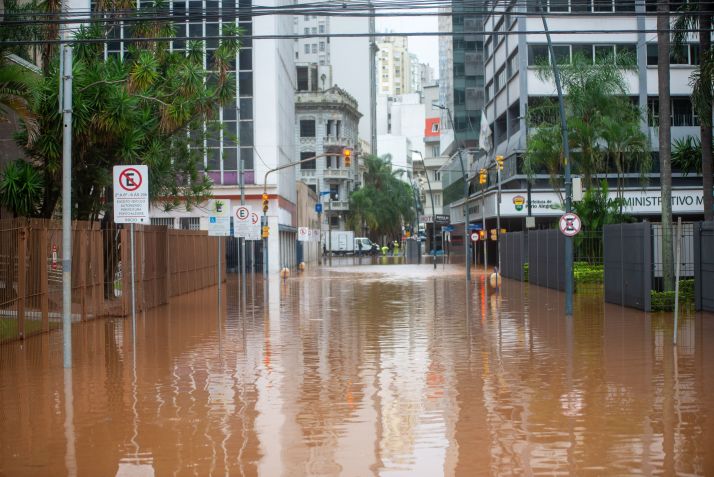 Enchente na região do Centro Administrativo Municipal de Porto Alegre / Matheus Piccini/Fotoarena/Estadão Conteúdo