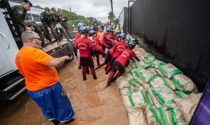 Na maior enchente de Porto Alegre (RS), bombeiros usam sacos de areia para tentar escorar comporta do Guaíba