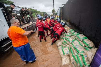 Na maior enchente de Porto Alegre (RS), bombeiros usam sacos de areia para tentar escorar comporta do Guaíba