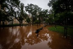 Porto Alegre é afetada por enchente histórica; nível do Guaíba passa dos 5 metros