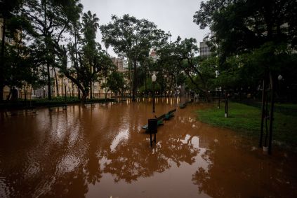 Porto Alegre é afetada por enchente histórica; nível do Guaíba passa dos 5 metros