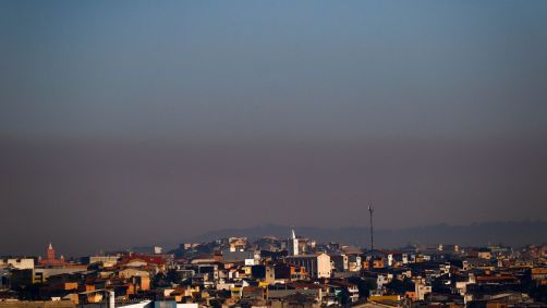 Devido a falta de chuva, o tempo segue seco e ensolarado com temperaturas elevadas e índices de umidade atingindo a marca de 30%