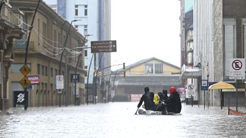 Barco em alagamento no Centro Histórico de Porto Alegre, Rio Grande do Sul, em 11 de maio de 2024