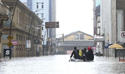 Barco em alagamento no Centro Histórico de Porto Alegre, Rio Grande do Sul, em 11 de maio de 2024