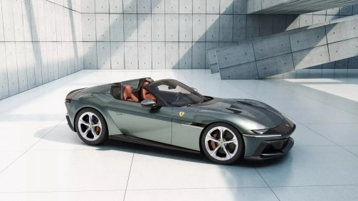 Nova Ferrari 12Cilindri chega em duas versões com motor V12