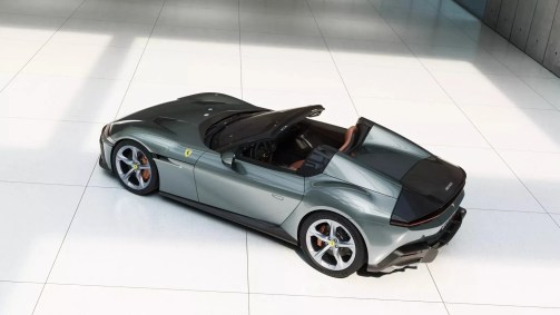 Nova Ferrari 12Cilindri chega em duas versões com motor V12