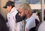 Vídeo: Flamengo desembarca sob protesto e xingamentos no RJ