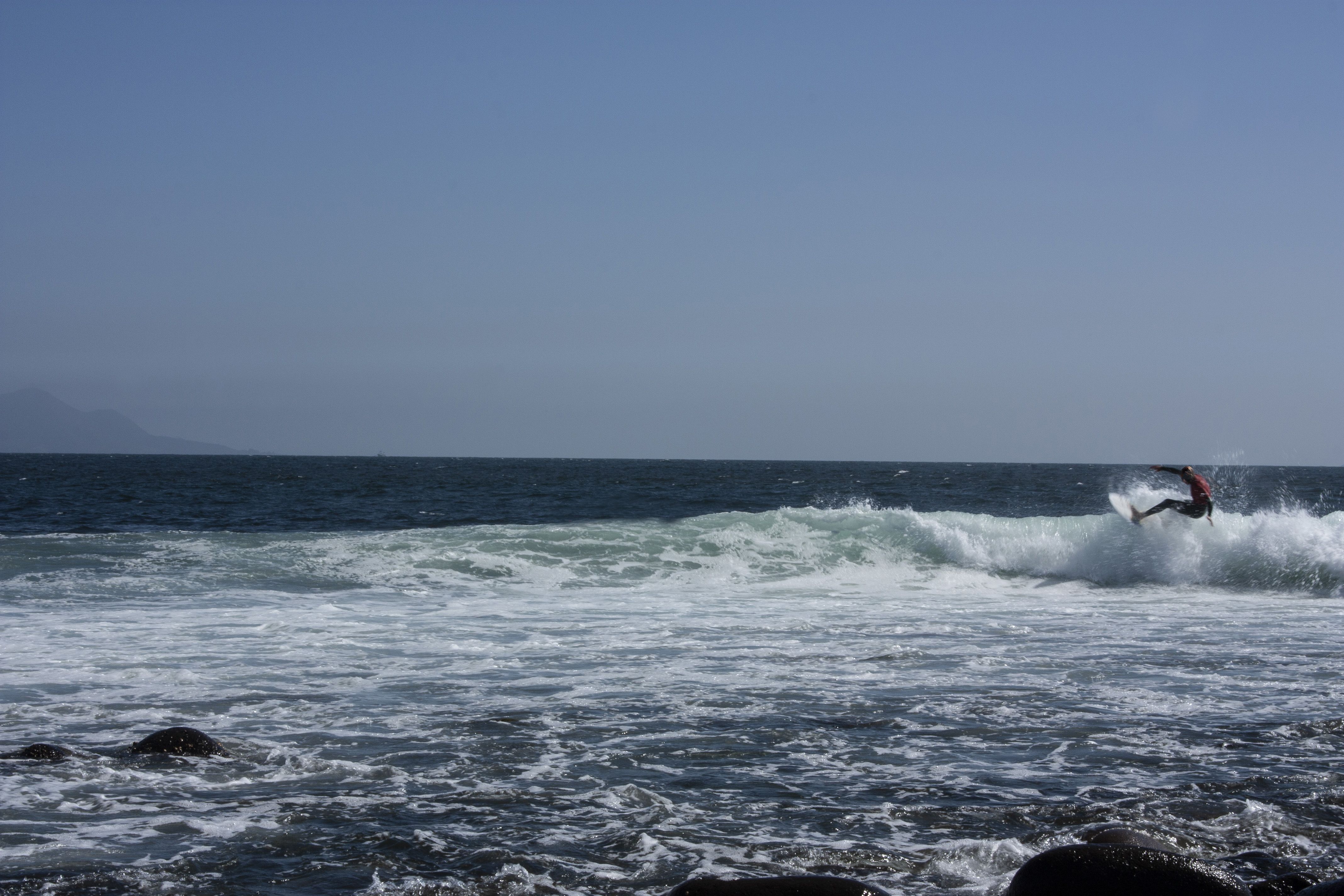 Mulher praticando atividade de surf aquático no mar da Baja California, México / Amalia Vargas / Getty Images