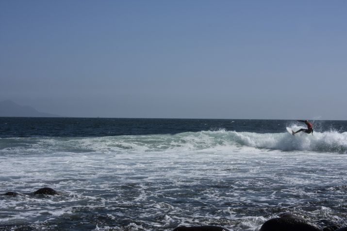 Mulher praticando atividade de surf aquático no mar da Baja California, México / Amalia Vargas / Getty Images