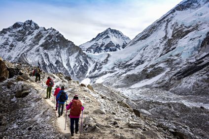 Pessoas fazem trilha até o acampamento base do Everest no Nepal