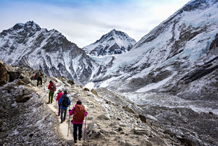Montanhistas caminham até o acampamento base do Everest, no Nepal / Kriangkrai Thitimakorn