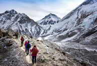 Alpinista queniano morre e guia desaparece durante escalada ao Everest