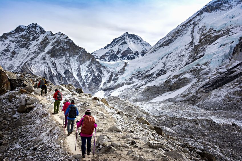 Montanhistas caminham até o acampamento base do Everest, no Nepal / Kriangkrai Thitimakorn