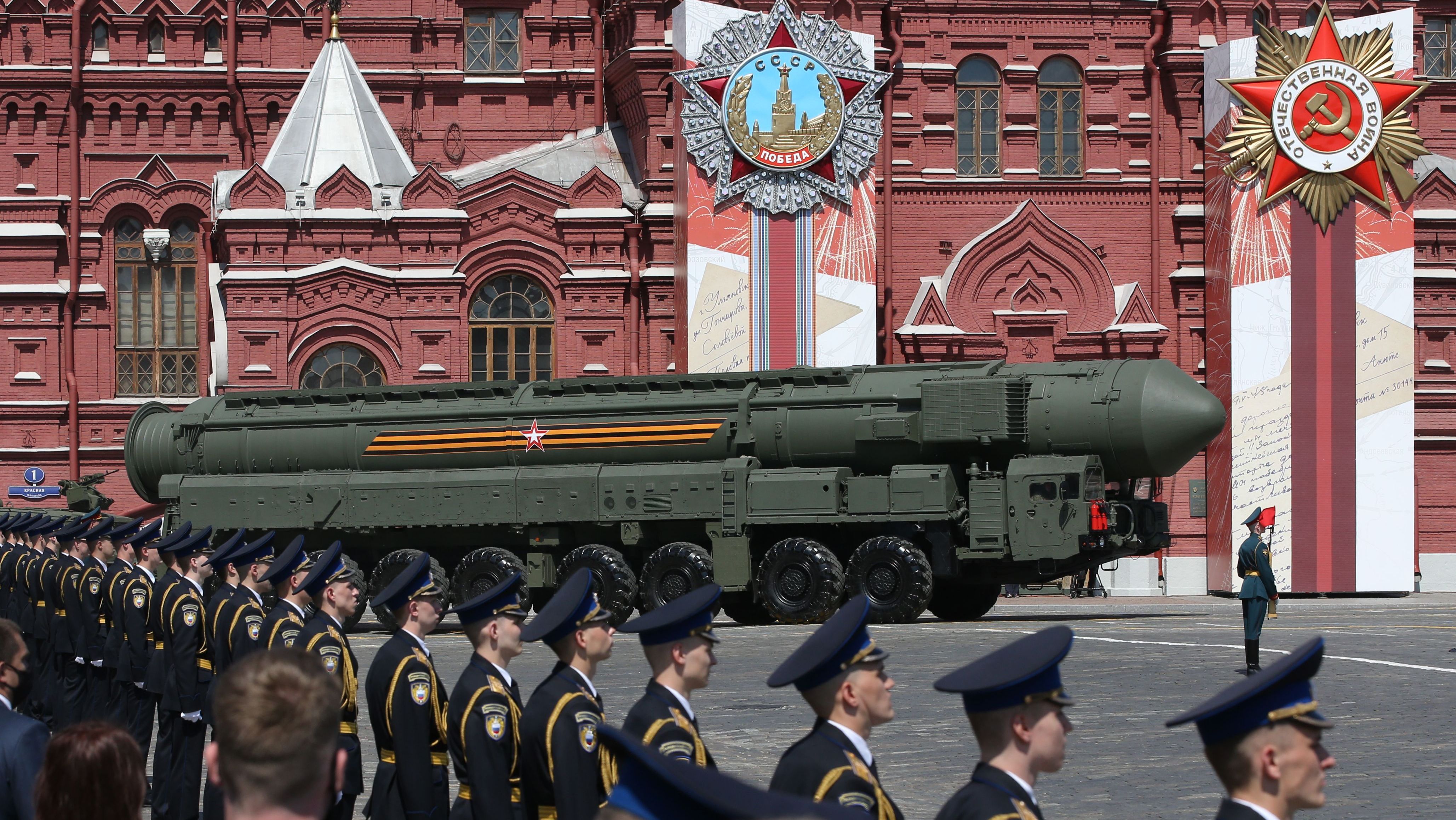Míssil nuclear russo é apresentado em desfile militar do 75º aniversário da derrota nazista, em 24 de junho de 2020 em Moscou