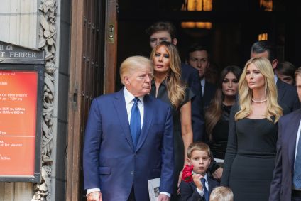 Donald Trump, Melania Trump e Ivanka Trump durante funeral de Ivana Trump, em 20 de julho de 2022, em Nova York.