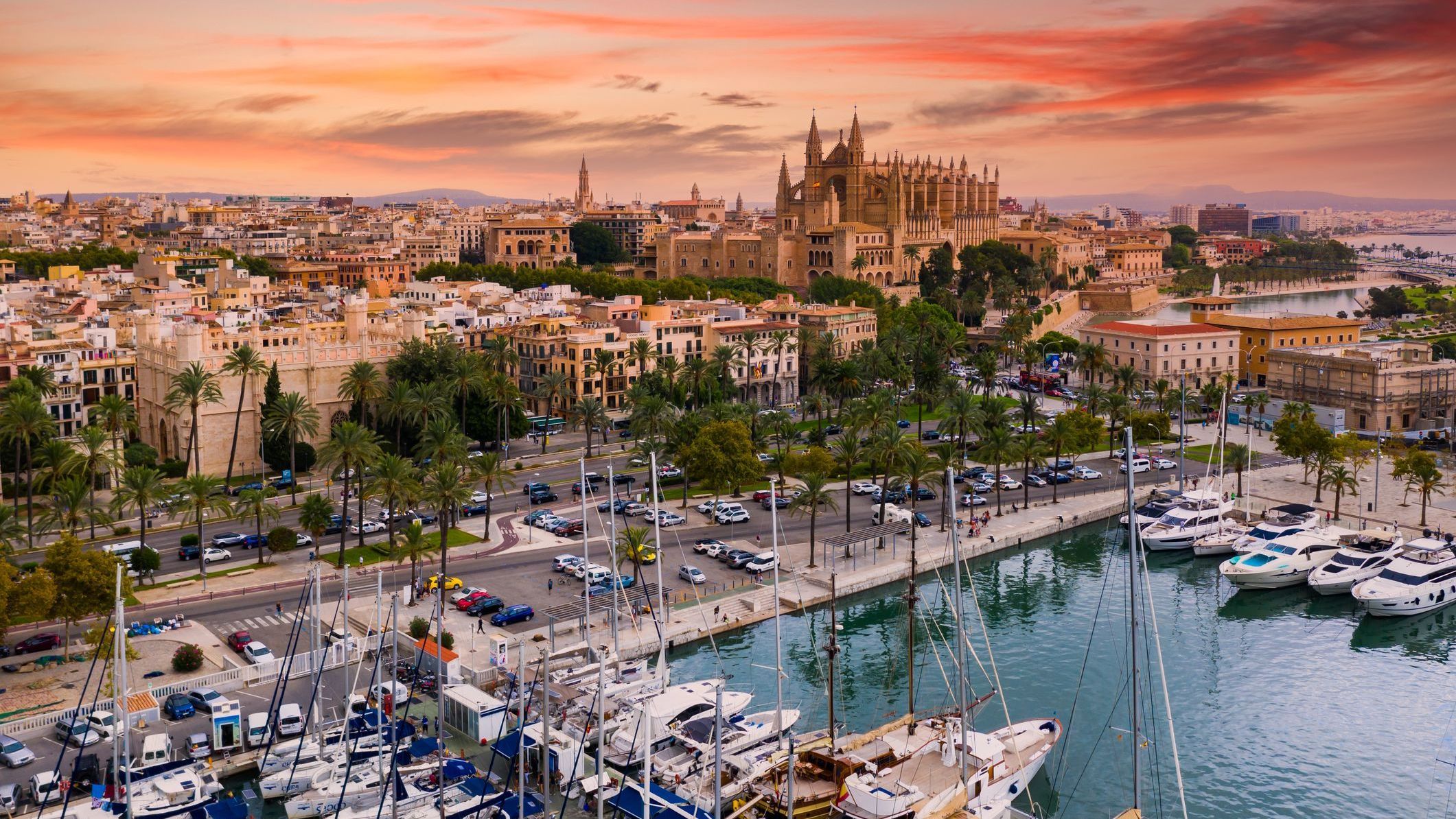 Catedral de Santa Maria de Palma, é uma catedral gótica católica romana localizada em Palma, Maiorca, Espanha