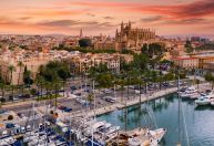“Excesso de turismo”: Consumo de bebidas alcoólicas em ruas de Ibiza é proibido