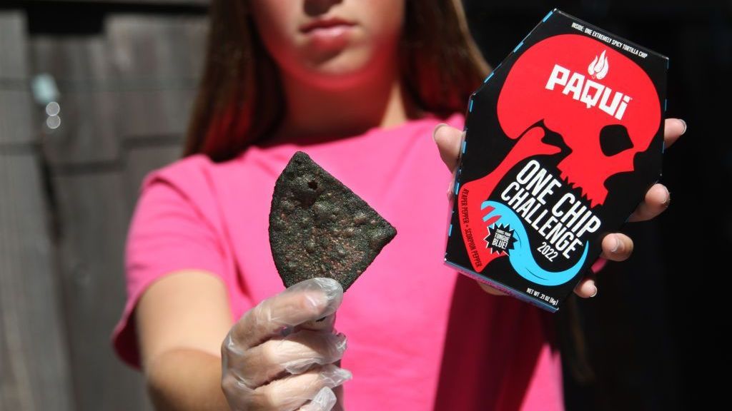 Adolescente morre após participar do One Chip Challenge. um desafio com uma tortilha picante da empresa Paqui, que é feita com pimentas Carolina Reaper e Scorpion