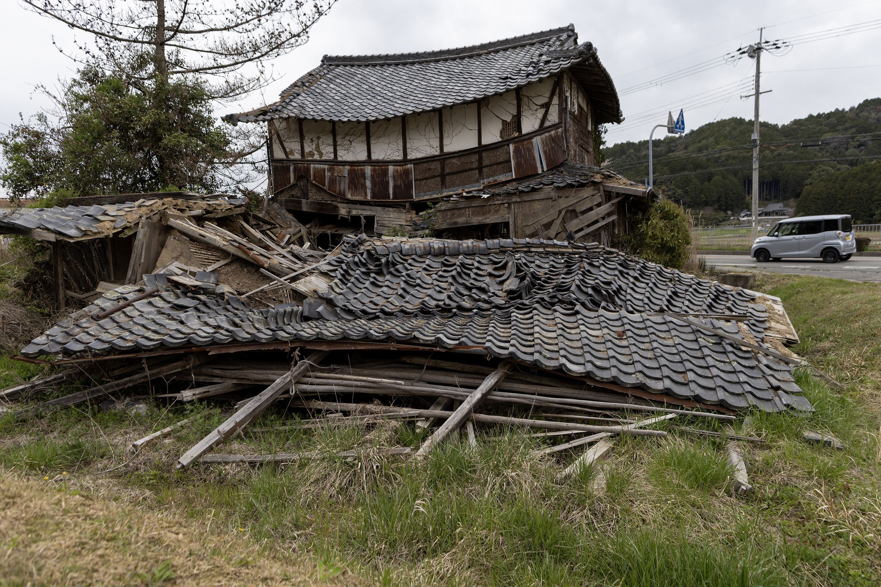 Casa de madeira parcialmente desabada é vista abandonada em 05 de abril de 2023 em Tambasasayama, Japão. / Buddhika Weerasinghe/Getty Images