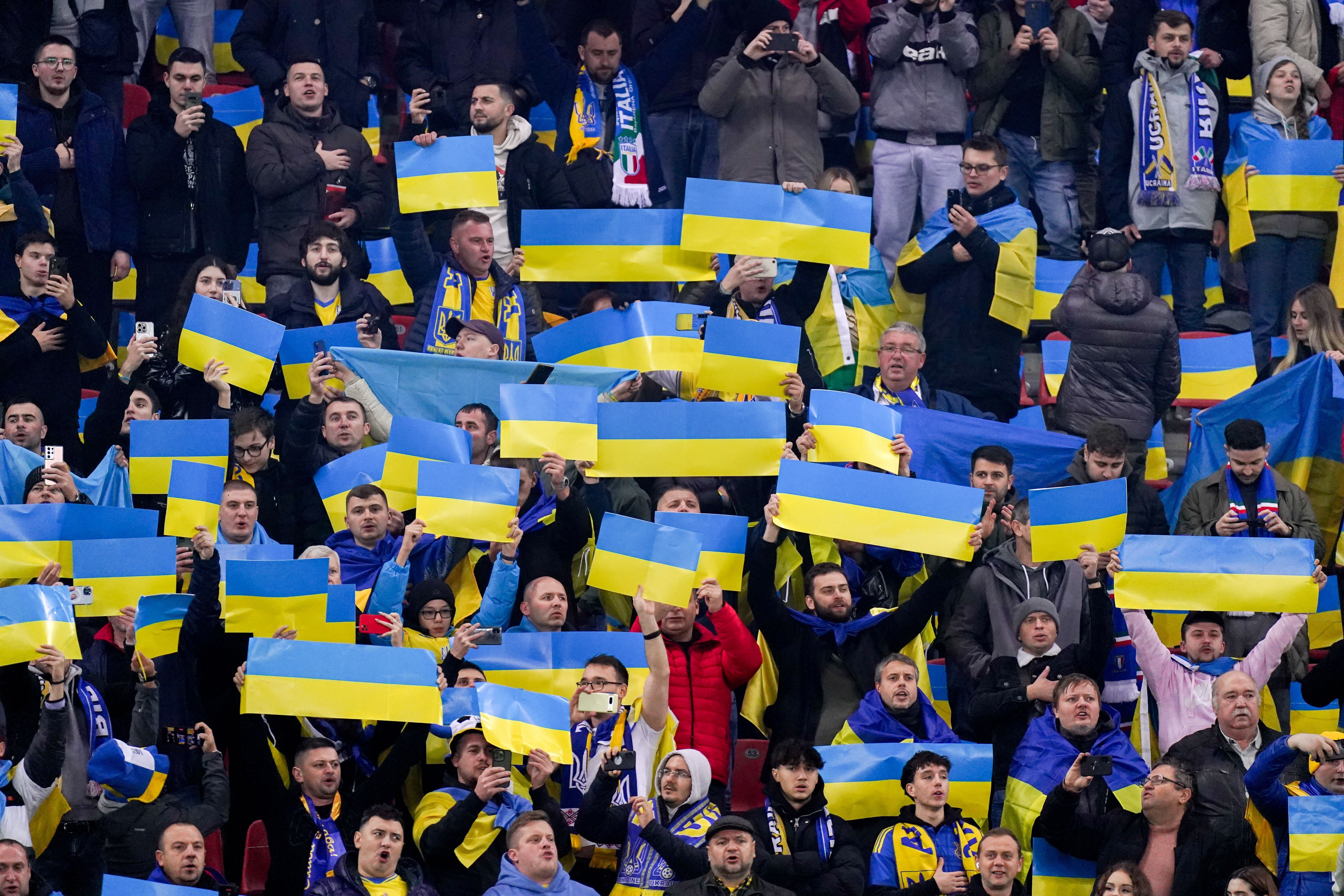 Torcedores com bandeiras da Ucrânia em jogo da seleção nas Eliminatórias da Euro