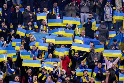 Torcedores com bandeiras da Ucrânia em jogo da seleção nas Eliminatórias da Euro