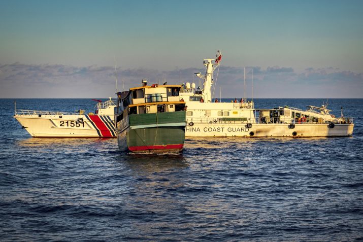 O "Unaizah May 4", um navio fretado pela Marinha das Filipinas, conduzindo uma missão de reabastecimento de rotina para tropas estacionadas em Second Thomas Shoal, sendo bloqueado por um navio da Guarda Costeira da China, em 5 de março de 2024, no Mar do Sul da China. / Ezra Acayan/Getty Images