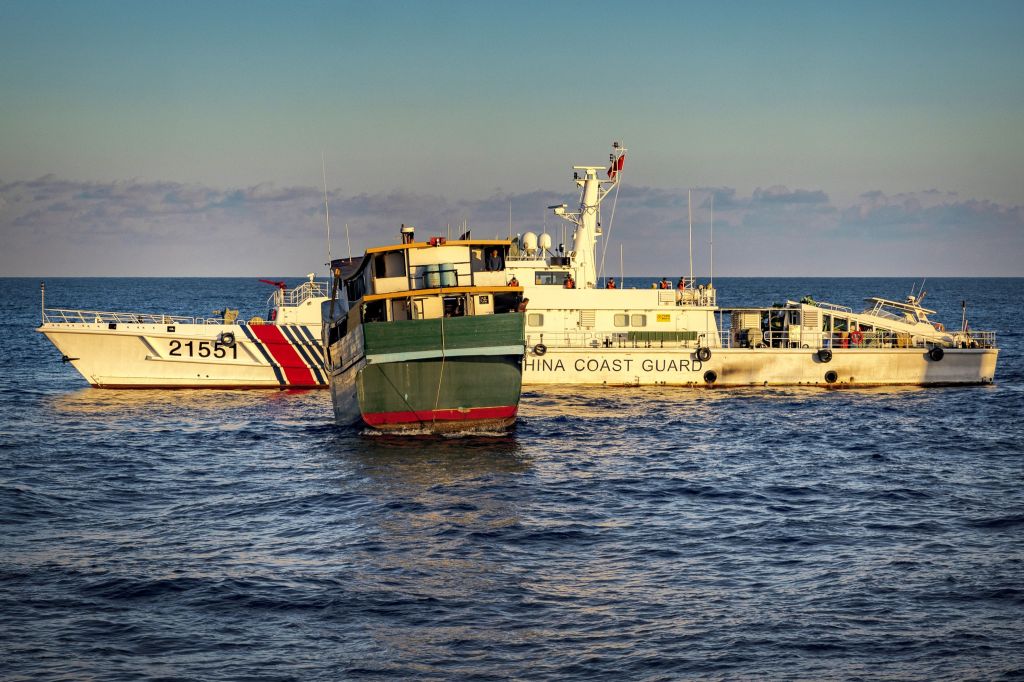O "Unaizah May 4", um navio fretado pela Marinha das Filipinas, conduzindo uma missão de reabastecimento de rotina para tropas estacionadas em Second Thomas Shoal, sendo bloqueado por um navio da Guarda Costeira da China, em 5 de março de 2024, no Mar do Sul da China.