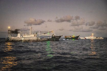 O "Unaizah May 4", um navio fretado pela Marinha das Filipinas, conduzindo uma missão de reabastecimento de rotina para tropas estacionadas em Second Thomas Shoal, sendo bloqueado por um navio da Guarda Costeira da China, em 5 de março de 2024, no Mar do Sul da China.