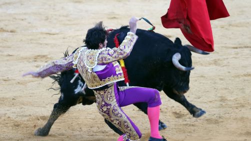 Cayetano Rivera sofre um golpe durante apresentação tauromáquica em tourada das festividades Dos de Mayo, em 28 de abril de 2024, em Mostoles, Madri, Espanha.