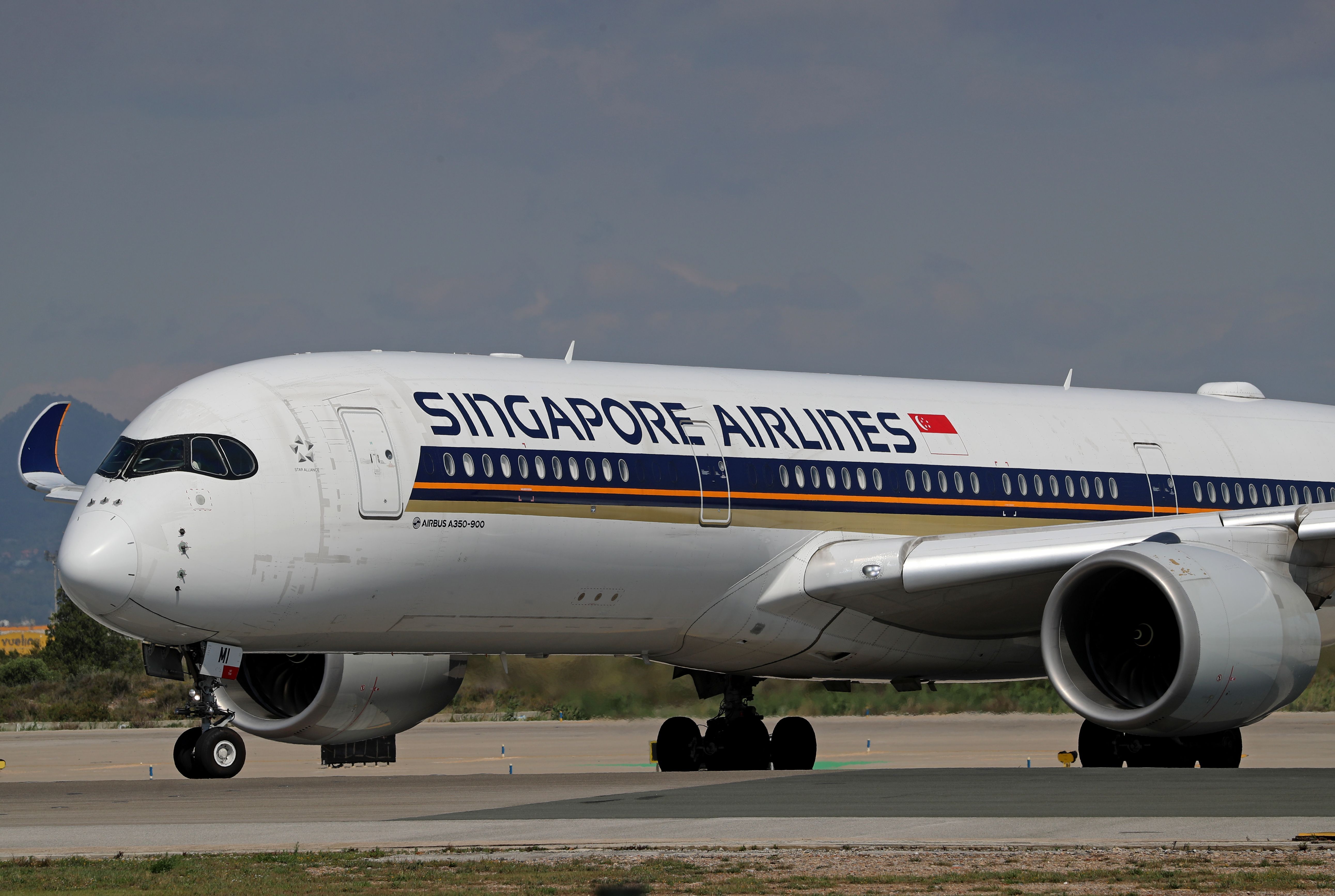 Um Airbus A350-941 da Singapore Airlines se prepara para decolar na pista do Aeroporto Barcelona-El Prat, em Barcelona, ​​​​Espanha, em 1º de maio de 2024.