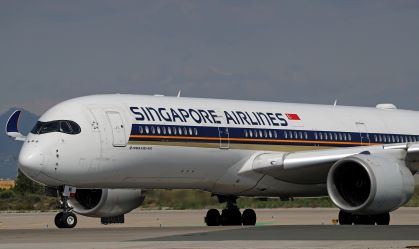 Um Airbus A350-941 da Singapore Airlines se prepara para decolar na pista do Aeroporto Barcelona-El Prat, em Barcelona, ​​​​Espanha, em 1º de maio de 2024.