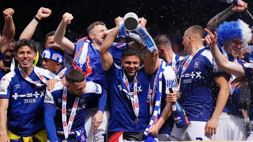 Jogadores do Ipswich Town celebram o acesso com patrocínio da turnê de Ed Sheeran / Zac Goodwin/PA Images via Getty Images