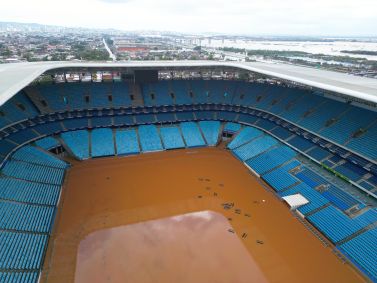 Gramado da Arena do Grêmio alagado pelas chuvas no Rio Grande do Sul