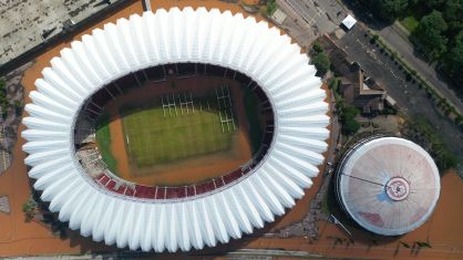 Água invadiu o gramado do Beira-Rio, estádio do Internacional
