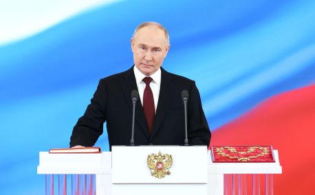 Vladimir Putin faz juramento ao tomar posse como presidente da Rússia em Moscou, em 7 de maio de 2024.