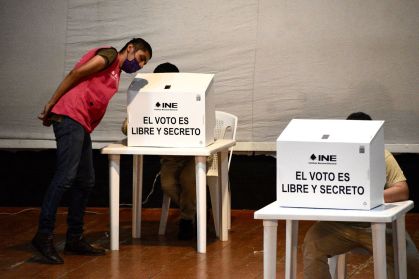 Pessoas em prisão preventiva votaram em uma seção de votação no local criado para votação antecipada como parte do Processo Eleitoral Simultâneo 2023-2024 no Reclusorio Norte em 6 de maio de 2024 na Cidade do México, México.