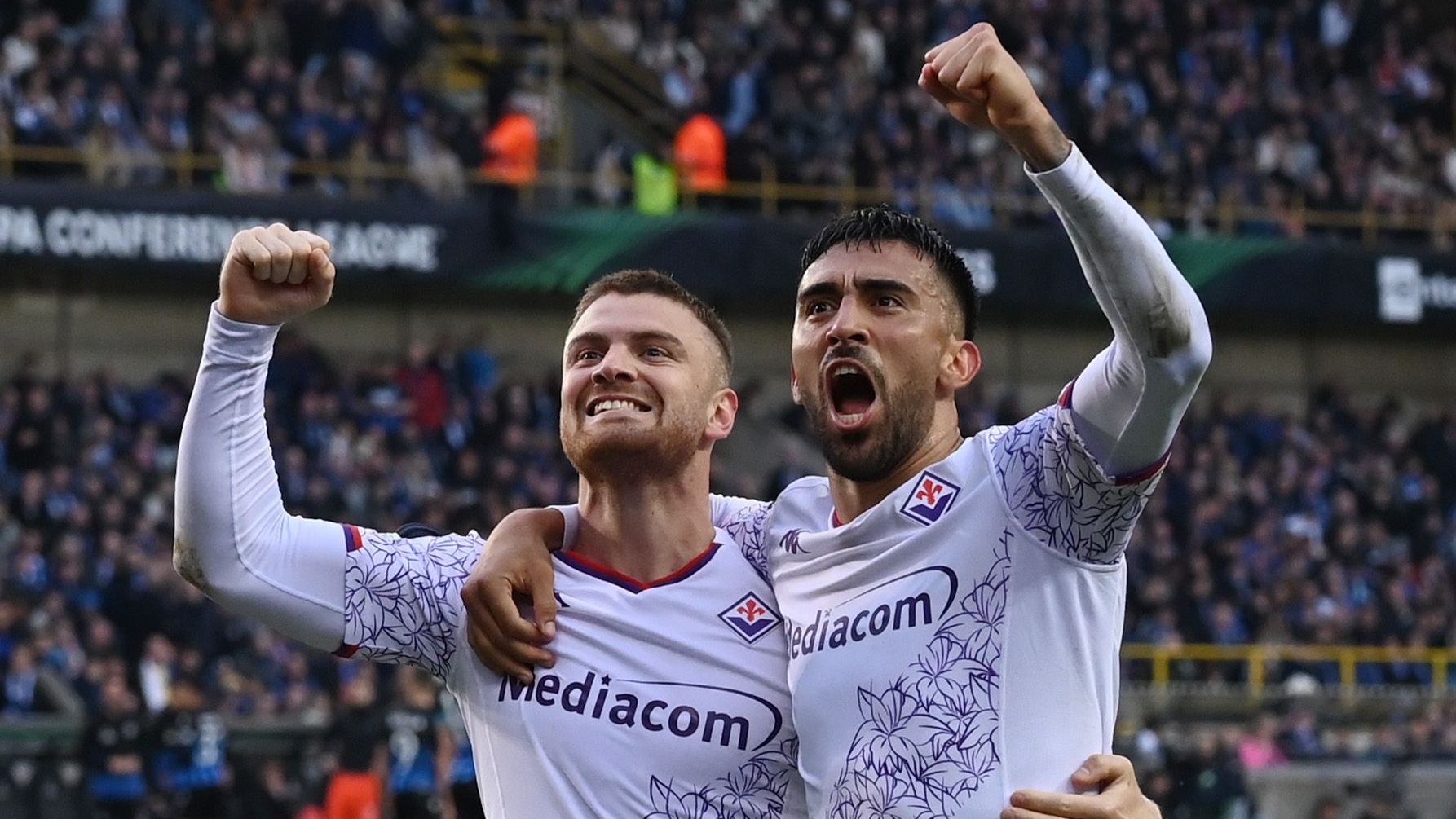 Lucas Beltrán e Nico González comemoram gol que levou a Fiorentina à final da Conference League