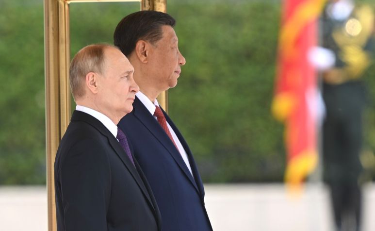 Presidente russo Vladimir Putin é recebido por uma guarda cerimonial e com tapete vermelho em Pequim, China. / Kremlin Press Office / Handout/Anadolu via Getty Images