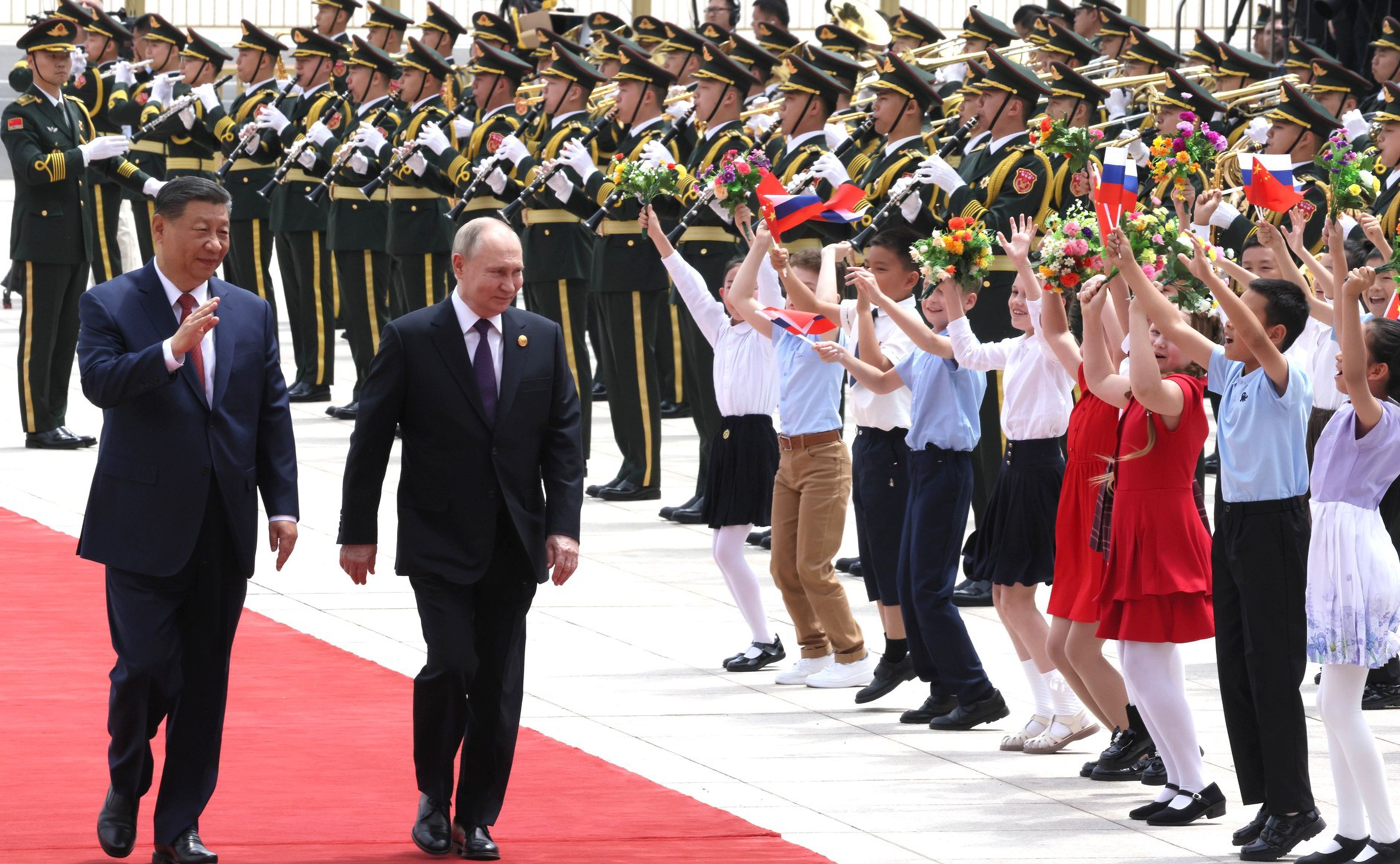 Presidente russo Vladimir Putin é recebido por uma guarda cerimonial e com tapete vermelho em Pequim, China.