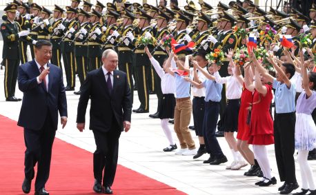 Presidente russo Vladimir Putin é recebido por uma guarda cerimonial e com tapete vermelho em Pequim, China.