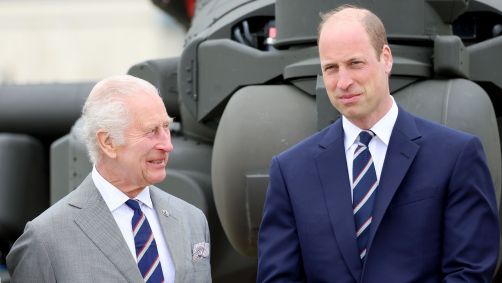 O rei Charles III e o príncipe William durante a cerimônia oficial em que William recebe o posto de coronel-chefe da Força Aérea, em 13 de maio de 2024, em Stockbridge, Hampshire