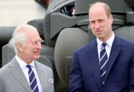 Rei Charles entrega alto cargo militar para William em rara aparição conjunta