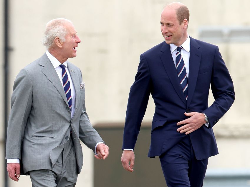 O rei Charles III e o príncipe William dão risadas durante a cerimônia oficial em que William recebe o posto de coronel-chefe da Força Aérea, em 13 de maio de 2024, em Stockbridge, Hampshire / Chris Jackson/Getty Images