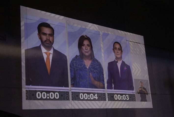 Uma visão do debate presidencial projetada em uma parede do Centro Cultural Tlatelolco, na Cidade do México, México, no dia 2 de junho deste ano, como parte do terceiro e último debate presidencial no México / Gerardo Vieyra/NurPhoto via Getty Images